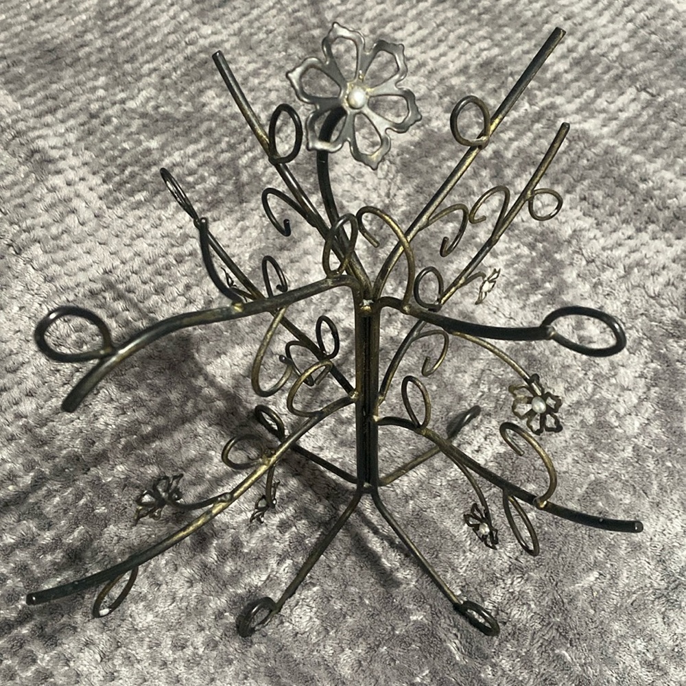 Floral jewelry holder